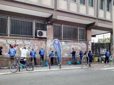 E nonostante le critiche di chi giudica inutile il loro operato vanno avanti per la loro strada, ripulendo per esempio periodicamente i muri della facolt� di Giurisprudenza